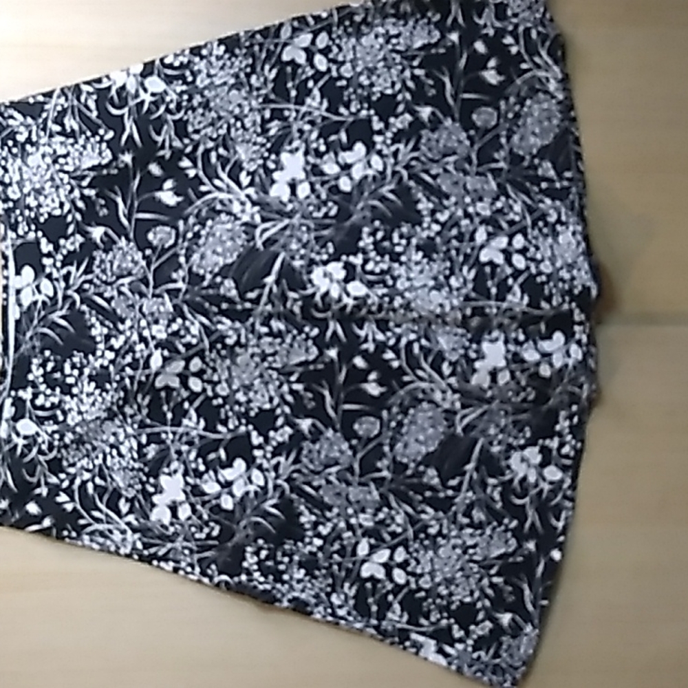 Villager Liz Claiborne Women's Size 12 side zip black & white skirt w flowers